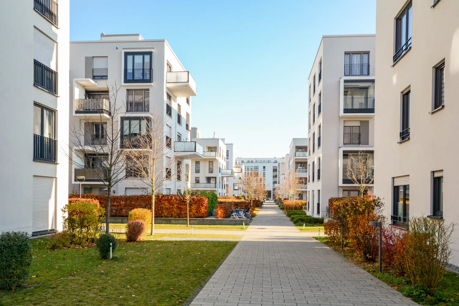 Stadtbild mit Wohngebäuden im Spätherbst